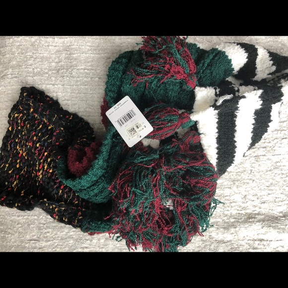 🆕New with tags FREE PEOPLE NOVA TASSEL SCARF - Picture 3 of 9